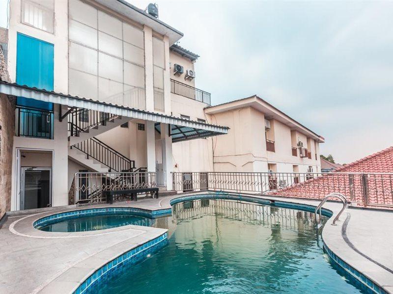 Oyo 1667 Wisma Lux Barkah Jakarta Swimming Pool photo