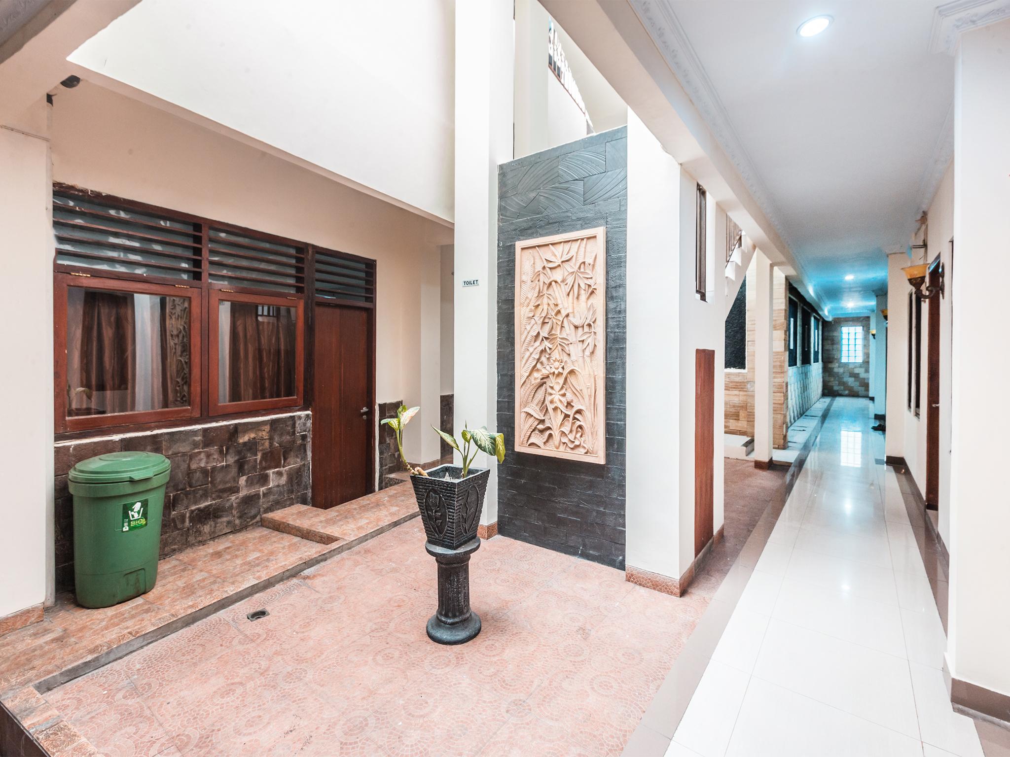 Oyo 1667 Wisma Lux Barkah Jakarta Exterior photo